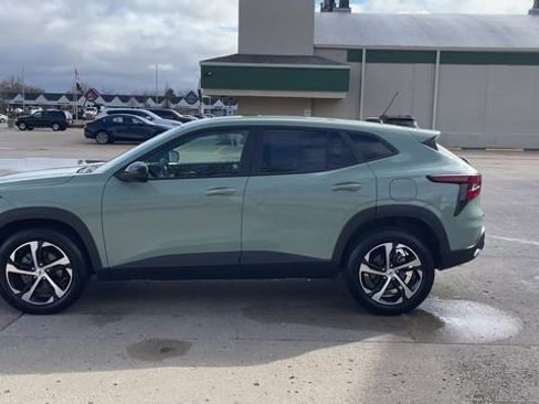 Used 2024 Chevrolet Trax RS w/ Sunroof Package image 5