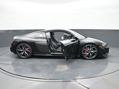 Used 2022 Audi R8 V10 w/ Premium Package image 27