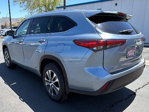 Used 2023 Toyota Highlander XLE AWD/4WD image 5