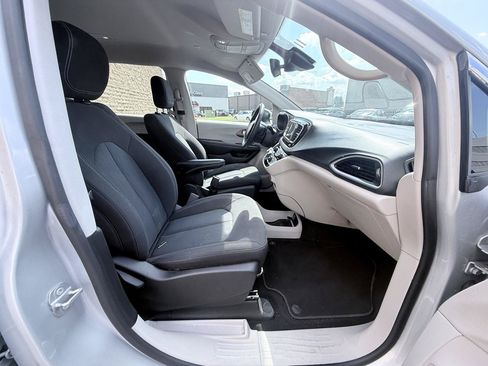 Used 2023 Chrysler Voyager LX FWD image 11