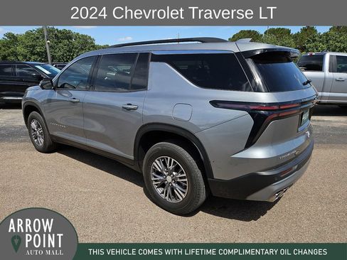 Used 2024 Chevrolet Traverse LT w/ Trailering Package FWD image 8