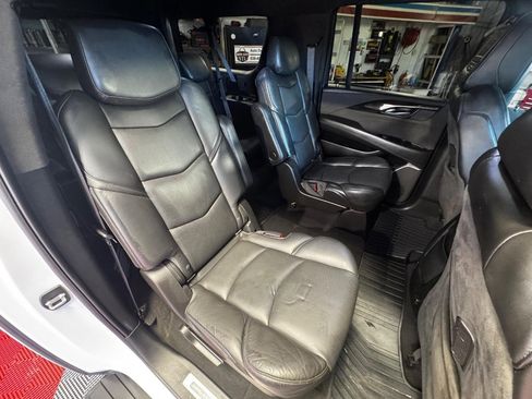 Used 2018 Cadillac Escalade ESV Platinum AWD/4WD image 10