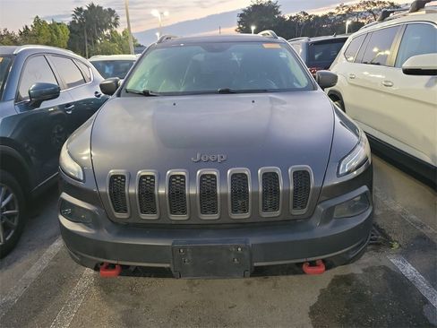 Used 2018 Jeep Cherokee Trailhawk image 3