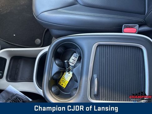 Used 2023 Chrysler Pacifica Touring-L image 34