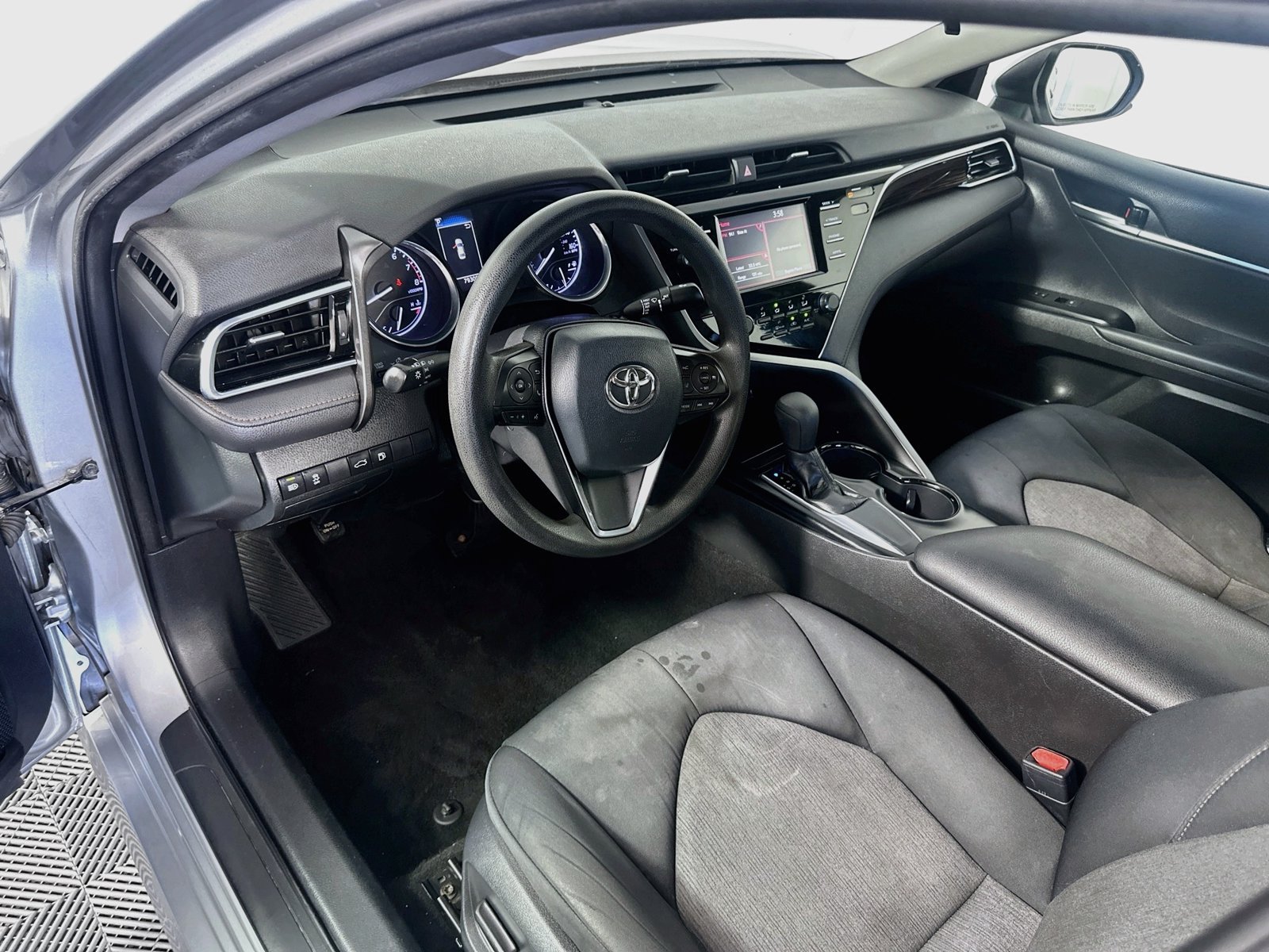 Used 2018 Toyota Camry LE FWD image 9