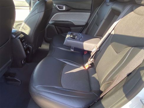 Used 2024 Jeep Compass Latitude image 10