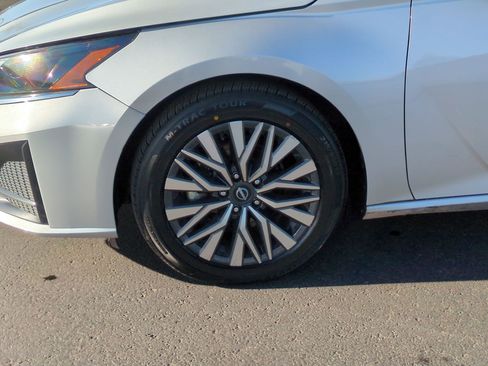 Used 2024 Nissan Altima 2.5 SV image 11