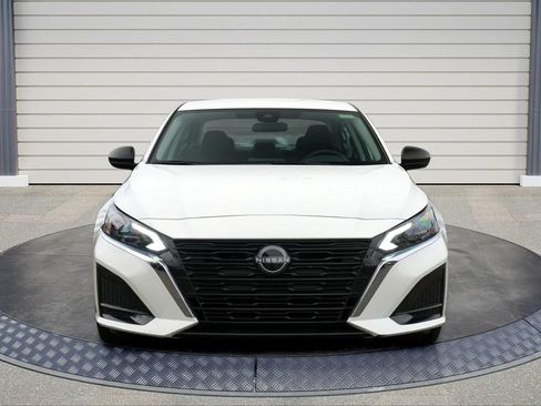 Used 2025 Nissan Altima 2.5 SV FWD image 2