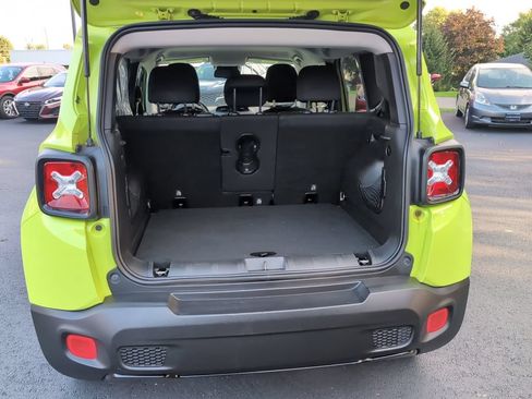 Used 2018 Jeep Renegade Altitude w/ UConnect 8.4 Nav Group FWD image 11