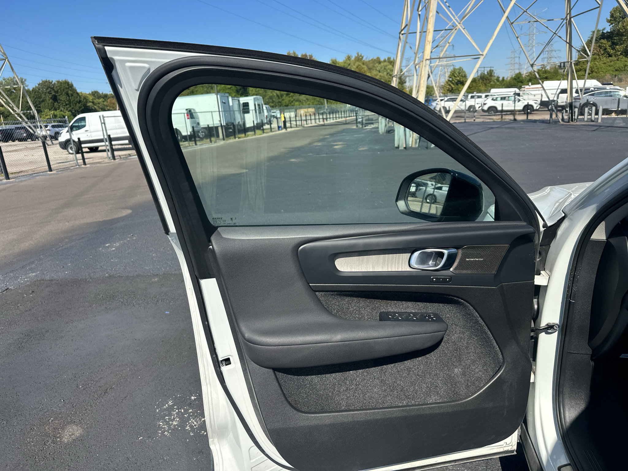 Used 2023 Volvo XC40 B4 Ultimate FWD image 15