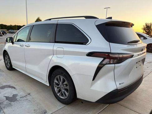 Used 2025 Toyota Sienna XLE FWD image 4