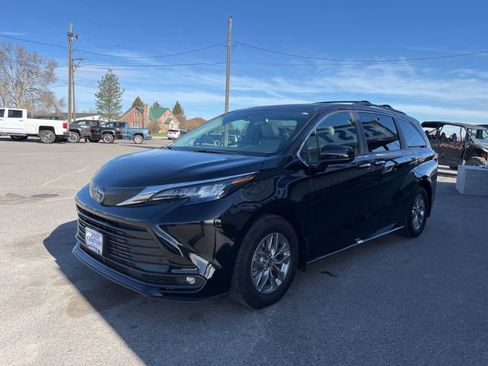 Used 2025 Toyota Sienna XLE w/ XLE Plus Package image 3