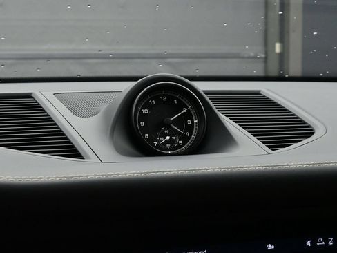 Certified 2025 Porsche Macan AWD/4WD image 12