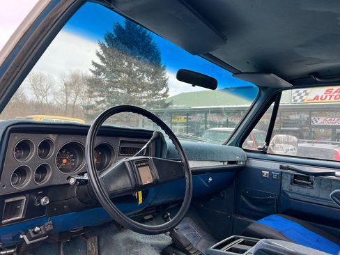 Used 1988 Chevrolet Suburban 2500 image 9