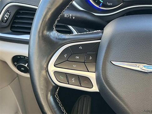 Used 2021 Chrysler Pacifica Touring-L image 17