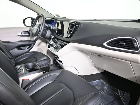 Used 2024 Chrysler Pacifica Touring-L FWD image 14