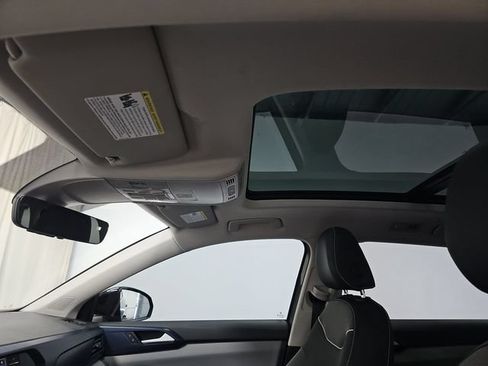 Used 2023 Volkswagen Taos SE w/ Panoramic Sunroof Package FWD image 5