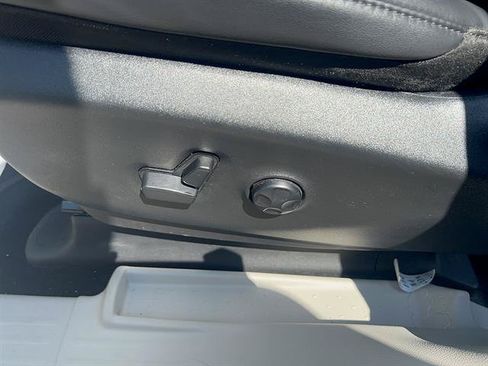 Used 2024 Chrysler Pacifica Touring-L FWD image 11