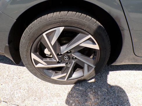 Used 2025 Hyundai Elantra Sport FWD image 19