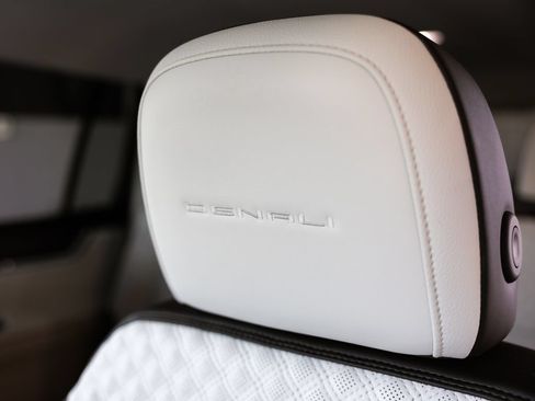 Used 2025 GMC Acadia Denali AWD/4WD image 13