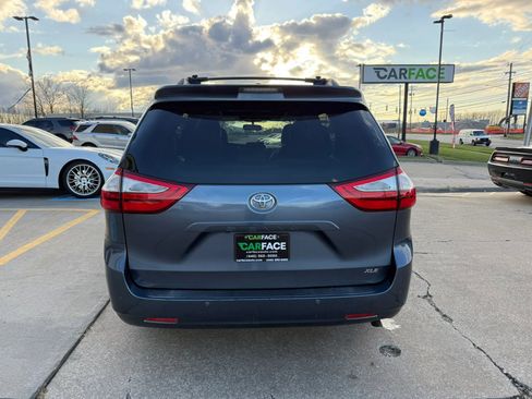 Used 2016 Toyota Sienna XLE Premium image 10