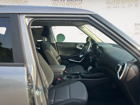Used 2025 Kia Soul LX w/ LX Technology Package FWD image 15