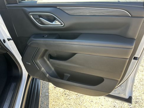 Certified 2024 GMC Yukon XL SLT RWD image 15