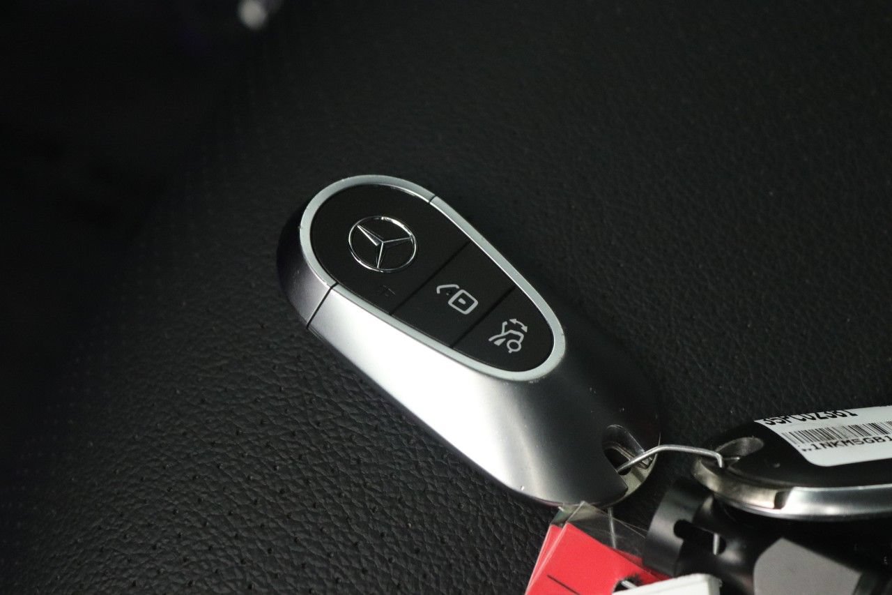 Used 2025 Mercedes-Benz GLC 350e 4MATIC image 23