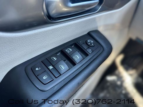 Used 2024 Chrysler Pacifica Touring-L image 17