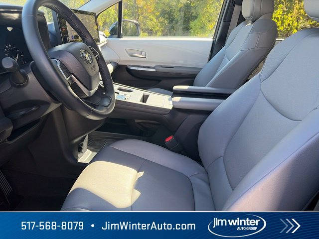 Used 2025 Toyota Sienna XLE FWD image 24