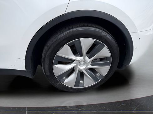 Used 2022 Tesla Model Y Long Range image 12