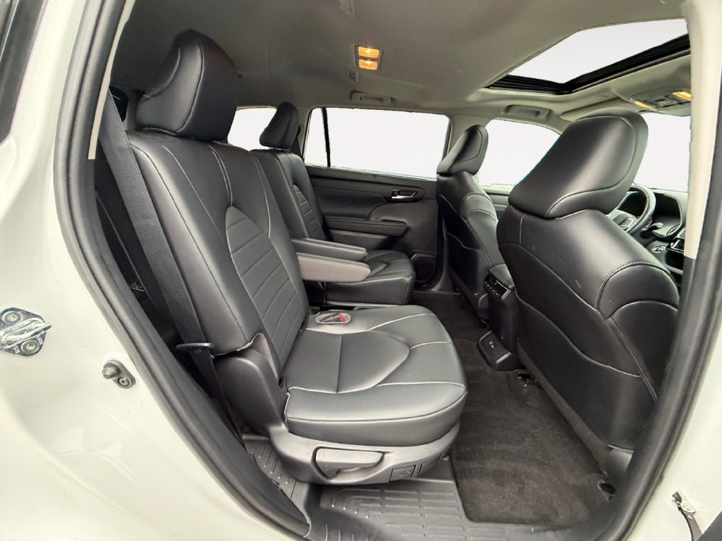 Used 2023 Toyota Highlander XLE AWD/4WD image 23