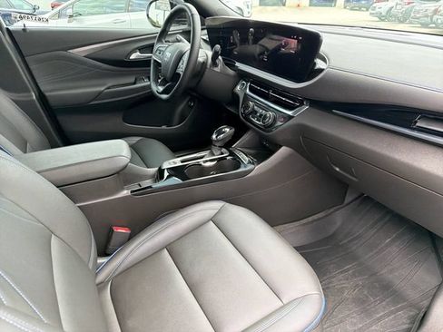Used 2025 Buick Envista Sport Touring w/ Convenience I Package FWD image 24