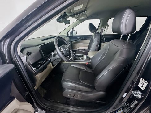 Used 2025 Kia Carnival FWD image 13