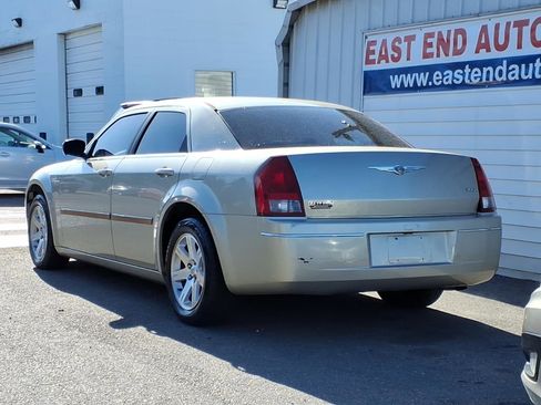Used 2006 Chrysler 300 Touring RWD image 3