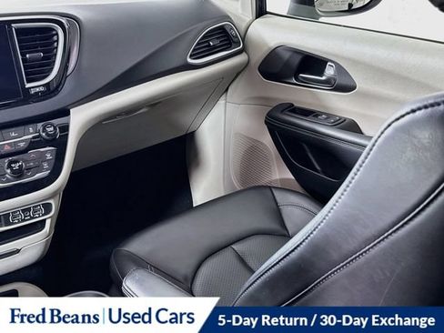 Used 2023 Chrysler Pacifica Touring-L FWD image 29