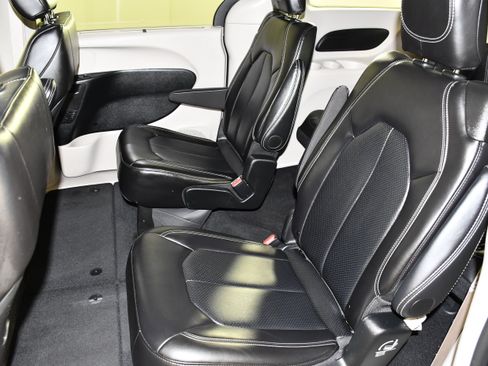 Used 2024 Chrysler Pacifica Touring-L FWD image 46