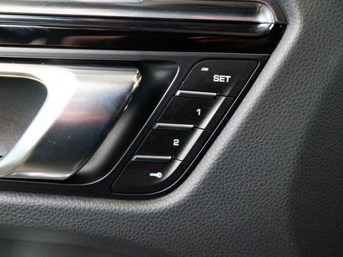 Certified 2025 Porsche Macan AWD/4WD image 19