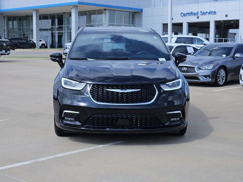 Used 2024 Chrysler Pacifica Touring FWD image 2