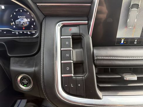 Used 2022 Chevrolet Tahoe Z71 w/ Luxury Package AWD/4WD image 16