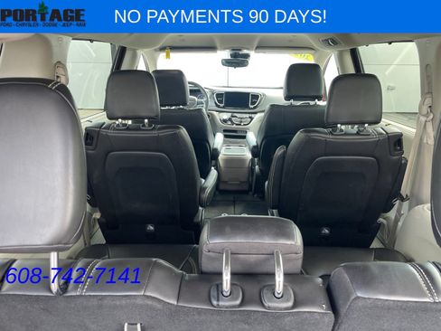 Used 2023 Chrysler Pacifica Touring-L FWD image 8