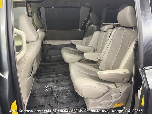 Used 2013 Toyota Sienna XLE image 9