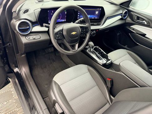 Used 2024 Chevrolet Trax LT image 2