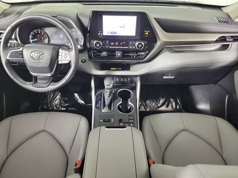 Used 2025 Toyota Highlander XLE FWD image 17