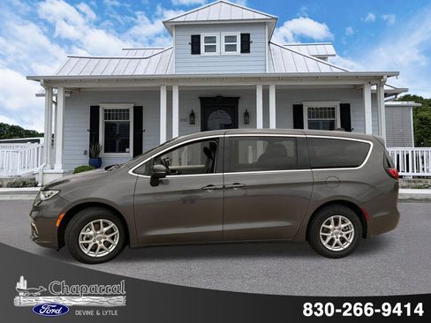Used 2023 Chrysler Pacifica Touring-L FWD image 3
