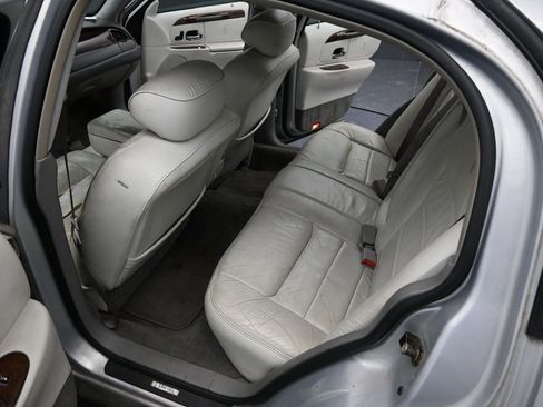 Used 2002 Lincoln Town Car Signature image 22