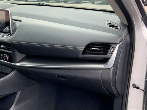 Used 2024 Nissan Rogue SV image 19