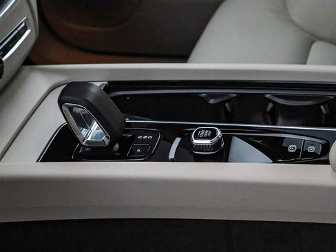 Used 2025 Volvo XC60 B5 Core w/ Protection Package Premier image 30