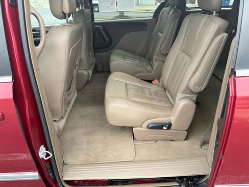 Used 2016 Chrysler Town & Country Touring image 21