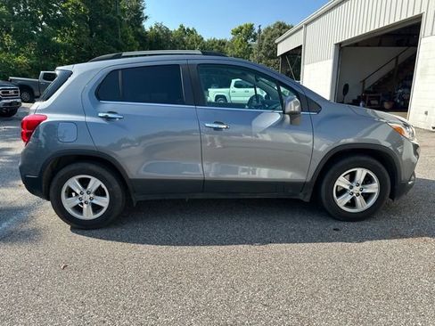 Used 2019 Chevrolet Trax LT w/ LT Convenience Package FWD image 6